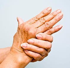 شخص يمسك يده بسبب انزعاج المفصل